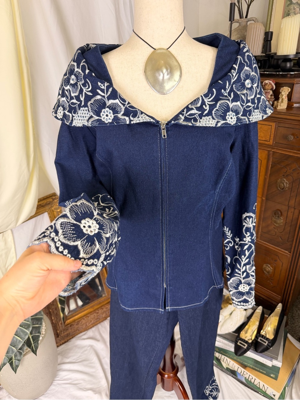 Vintage 2-piece Denim Set Alfred Dunner and Regalia Top Pants with Embroidery - Picture 4 of 6